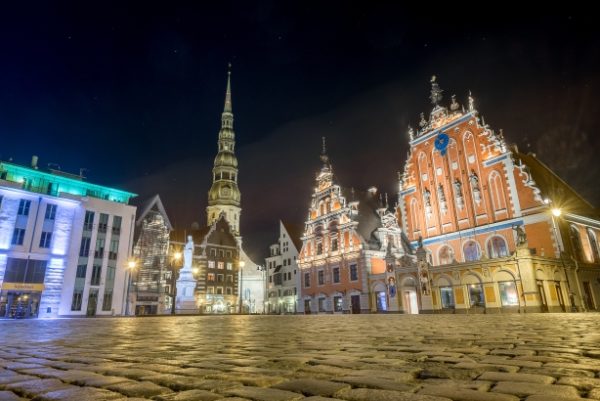 Dom Bractwa Czarnogłowych Nocą Ryga
