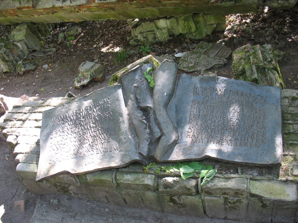 Tablica upamiętniająca zamach na Hitlera wykonany przez Claus von Stauffenberg